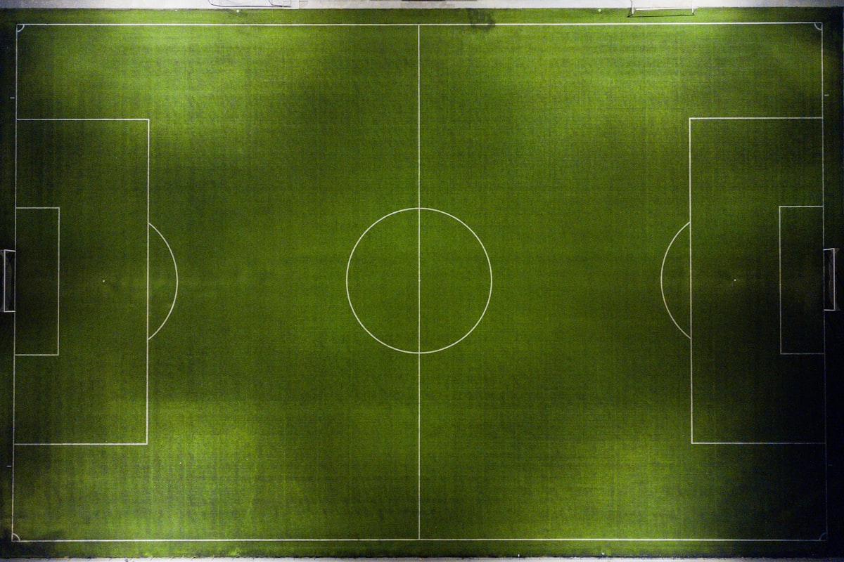 文章配图：现代体育直播技术示意图，包含数据中心、卫星信号与多屏终端